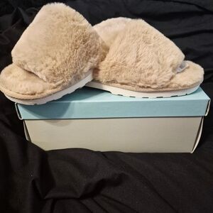 Array‎ Plush Cream Women's Slippers